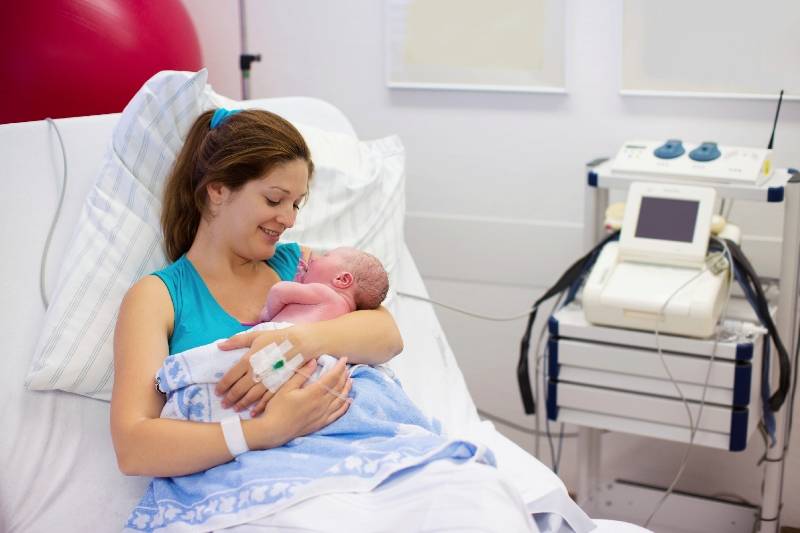 10 Poze Pe Care Trebuie Sa Le Faci Cu Bebelusul In Prima Sa Zi De