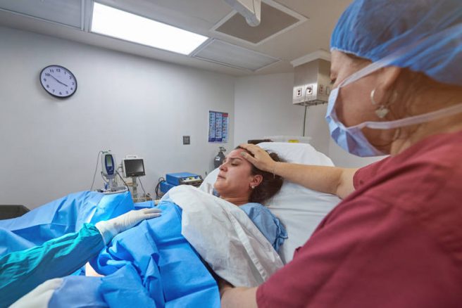 femeie insarcinata care umreaza sa nasca prin cezariana la spital