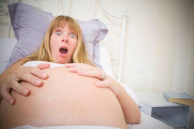 gravida speriata, gravida care se pregateste sa nasca, femeie insarcinata in stare de soc