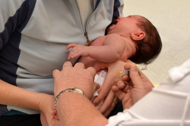 mama cu bebelus la vaccinare