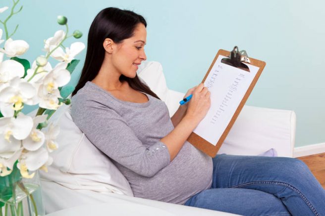 gravida noteaza nume de copii pe o foaie