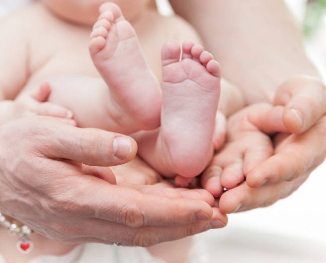 picioare bebelus in mana tatalui