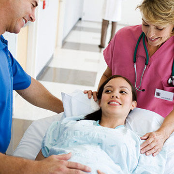 Femeia gravida in travaliu la spital pe o targa