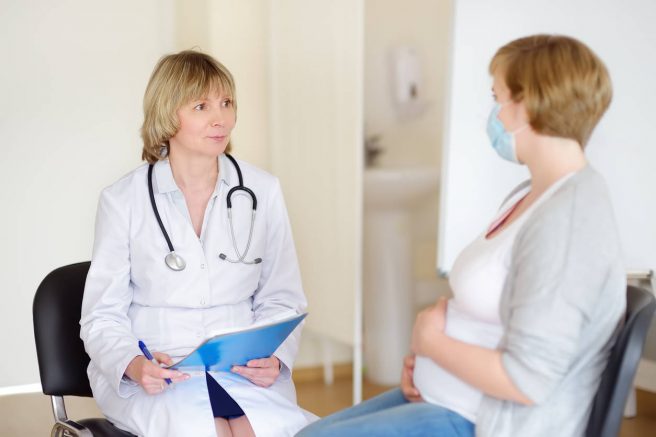 femeie gravida discuta cu medic 