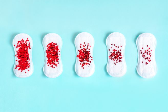 absorbante-menstruale-care-au asezate-pe-ele-glitter-rosu-pentru-a simula-menstra-pentru-menstruatia-dupa-nastere
