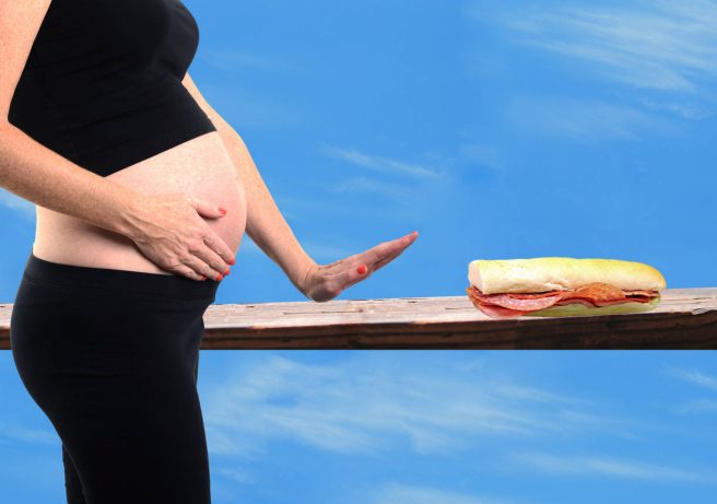gravida refuza sandvis cu mezeluri