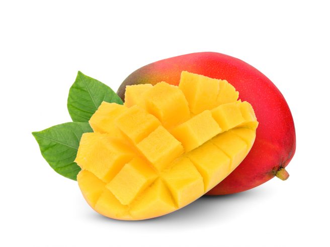 mango-rosu-intreg-langa-care-este-o-alta-jumatate-de-mango-taiata