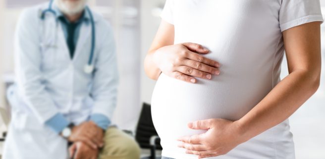 femeie-gravida-ce-are-colestaza-isi-mangaie-burtica-iar-in-spatele-ei-este-un-doctor