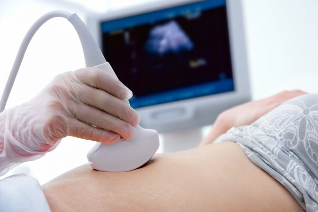 medic-face-o-ecografie-de-sarcina-unei-femei