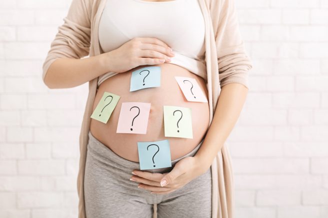 burtica-de-gravida-plina-cu-biletele-colorate-pe-care-sunt-semne-ale-intrebarii-despre-superstitii-in-sarcina