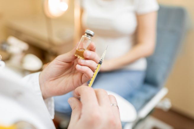 flacon-si-seringa-cu-vaccin-antitetanos