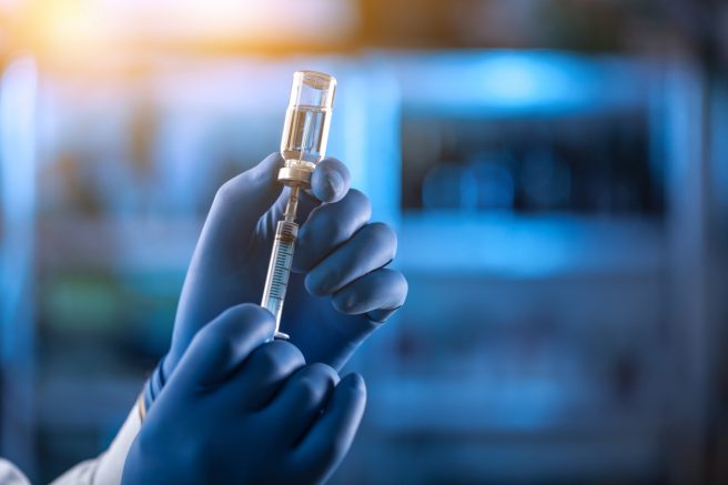 medic-care-extrage-vaccin-antitetanos-dintr-un-flacon-cu-o-seringa