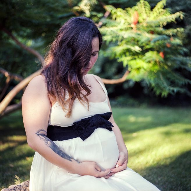 Femeie însărcinată în parc