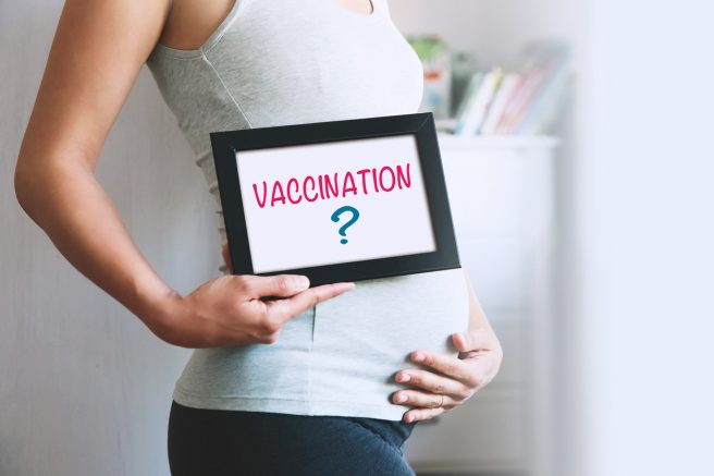 femeie-gravida-tine-mana-la-burta-iar-in-cealalta-are-un-tablou-pe-care-scrie-vaccin