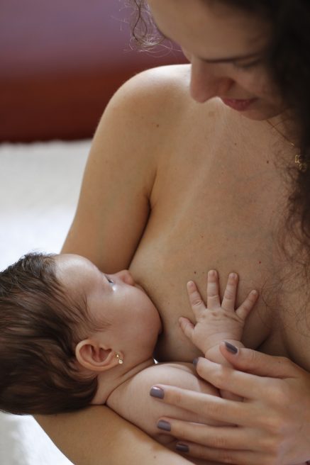 Femeie care alăptează un bebeluș