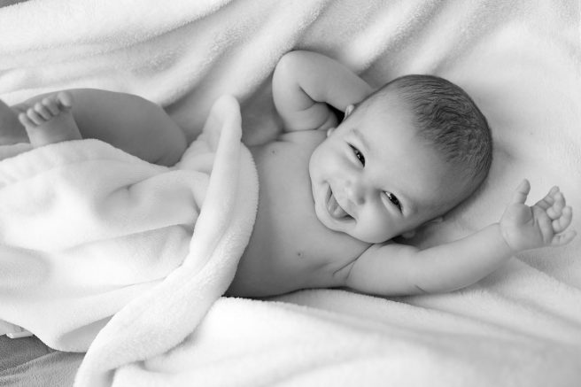 Un bebeluș care zâmbește