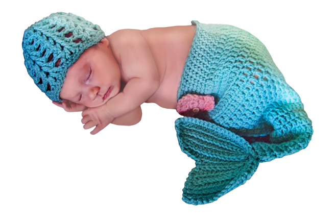 Bebeluș care doarme îmbrăcat în costum de sirenă