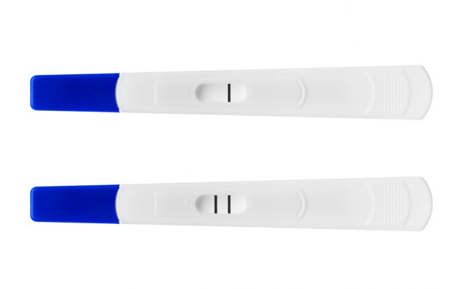 Două teste de sarcină, unul negativ și unul pozitiv