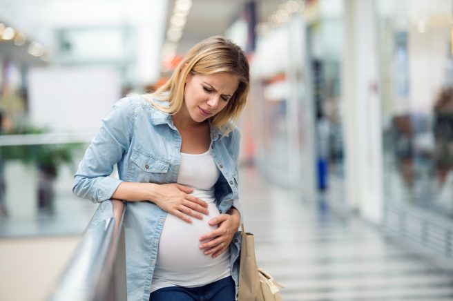 Femeie însărcinată cu dureri în zona abdominală