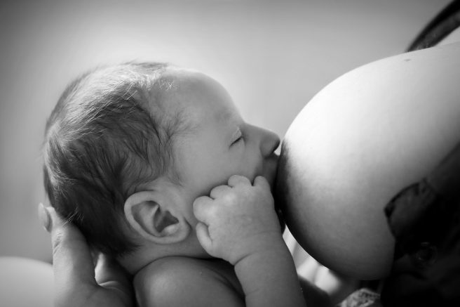 mamă alăptându-și copilul nou-născut