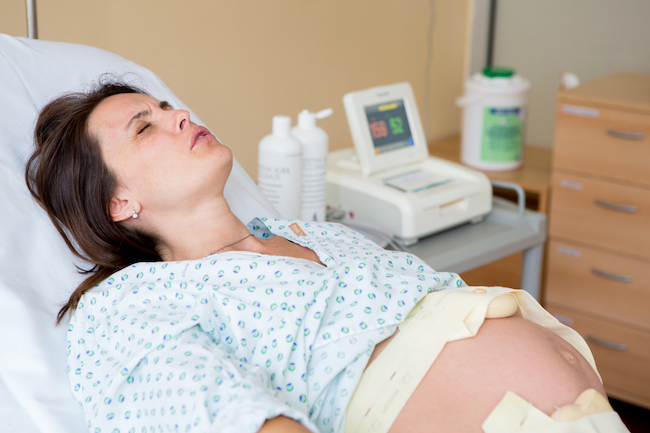 femeie-gravidă-care-stă-într-un-pat-de-spital-și-are-contracții-pentru-când-începe-travaliul