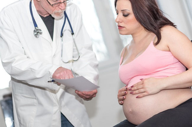 gravidă-care-se-uită-la-ce-îi-arată-un-medic-despre-triplu-test