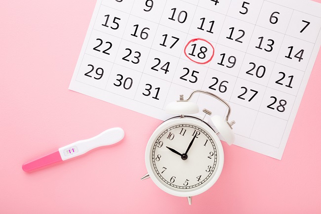 calendar-test-de-sarcina-si-un-ceas-pentru-menstruatie-peste-sarcina