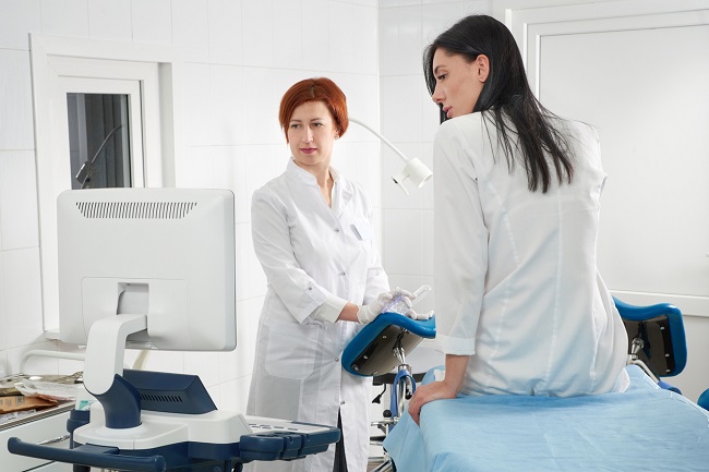 medic-ginecolog-care-examinează-o-pacientă-și-se-uită-cu-aceasta-pe-un-ecran
