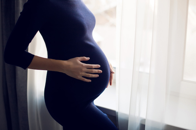 femeie-gravidă-îmbrăcată-în-negru-care-va-avea-concediu-de-risc -maternal
