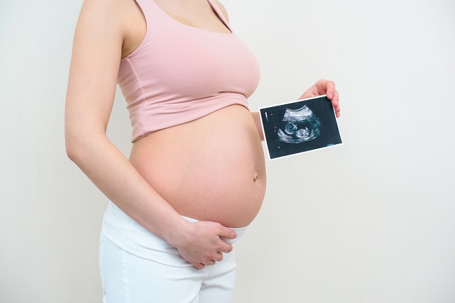 femeie-gravida-care-are-o-ecografie-in-mana-pentru-pozitia-fatului-pe-saptamani