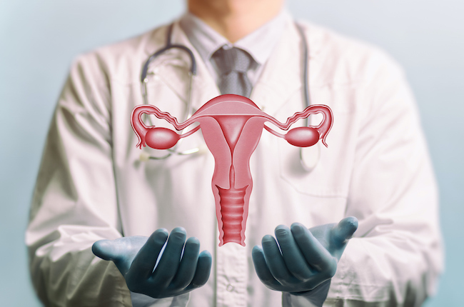 ilustrație-cu-trompele-uterine-în-mâinile-unui-medic