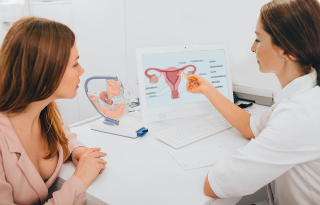 medic-care-îi-arată-pacientei-un-desen-cu-trompe-uterine