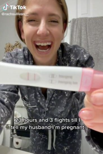 femeie-care-zambeste-si-arata-un-test-de-sarcina-dupa-tratament-de-infertilitate