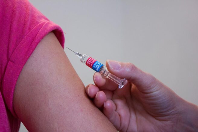 bratul unei persoane care urmeaza sa primeasca un vaccin