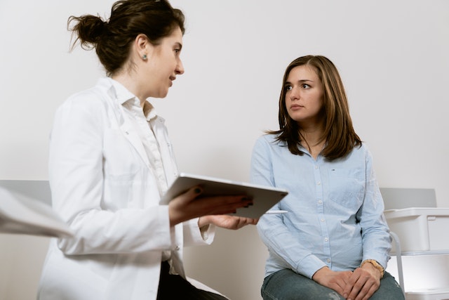 femeie care vorbeste cu medicul