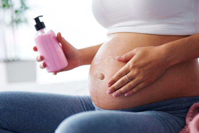 femeie gravida aplica crema