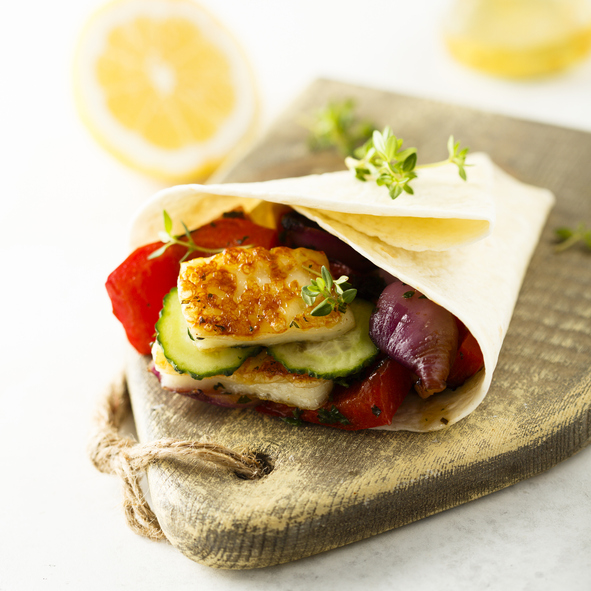 lipie cu halloumi, rosii si castraveti