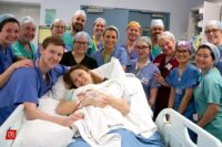 Primul copil născut în urma unui transplant de uter – o poveste reală despre curaj, știință și iubire de soră