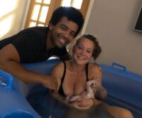 „Nașterea propriei mele fiice a fost de necrezut” – povestea unei moașe care a născut
