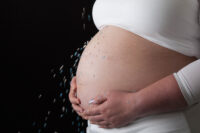 Microplastice și sarcina – ce trebuie să știi despre plasticele invizibile care ajung până în placentă