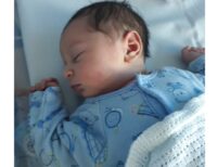 A născut în ambulanță – povestea incredibilă a Nicolei Emmett, care a crezut că are o viroză