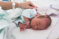 Screeningul neonatal extins – o picătură de sânge care poate schimba destinul copilului tău